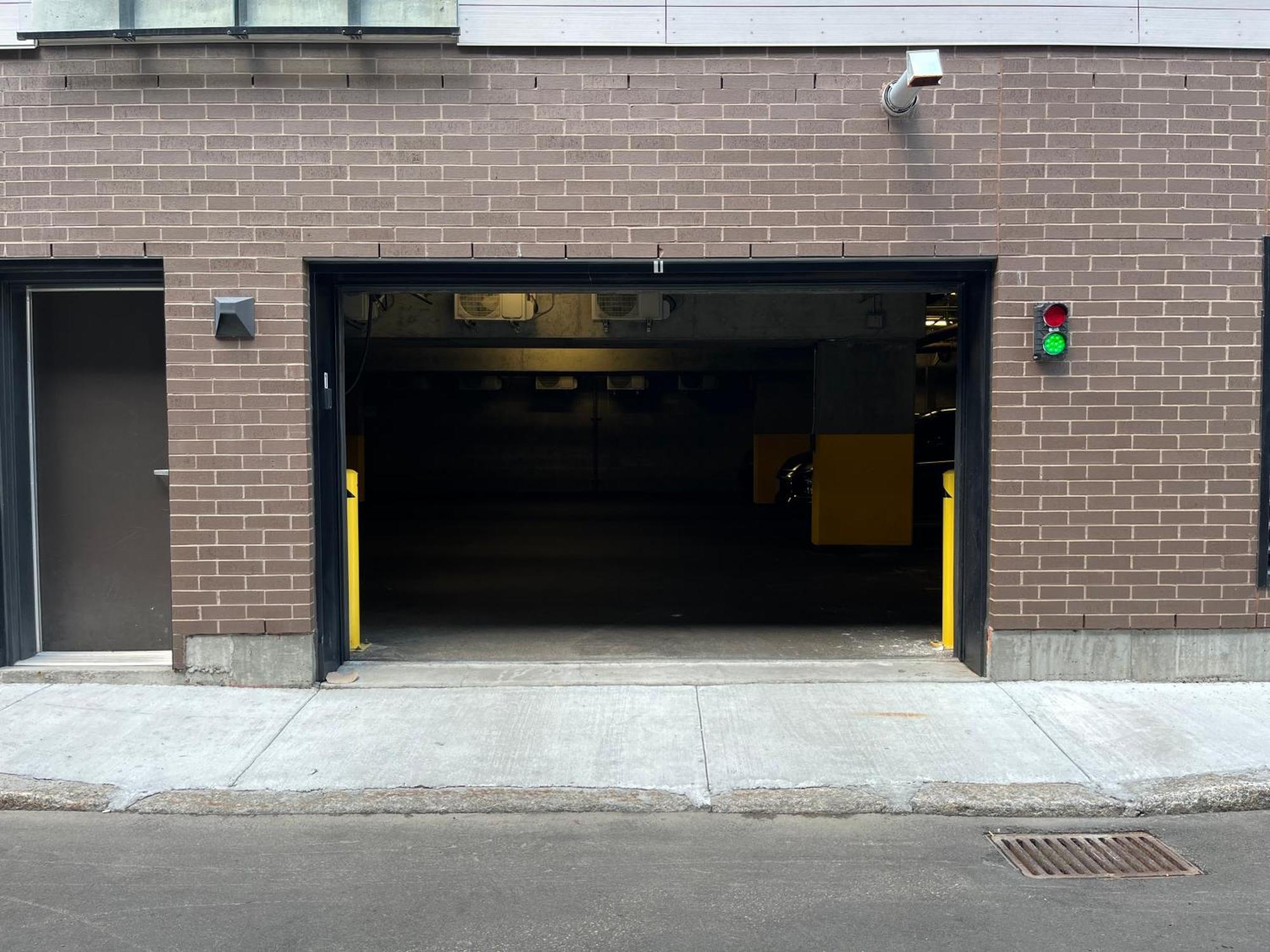 Initial-Matisse- Quebec-Parking And Pool Apartment Exterior photo