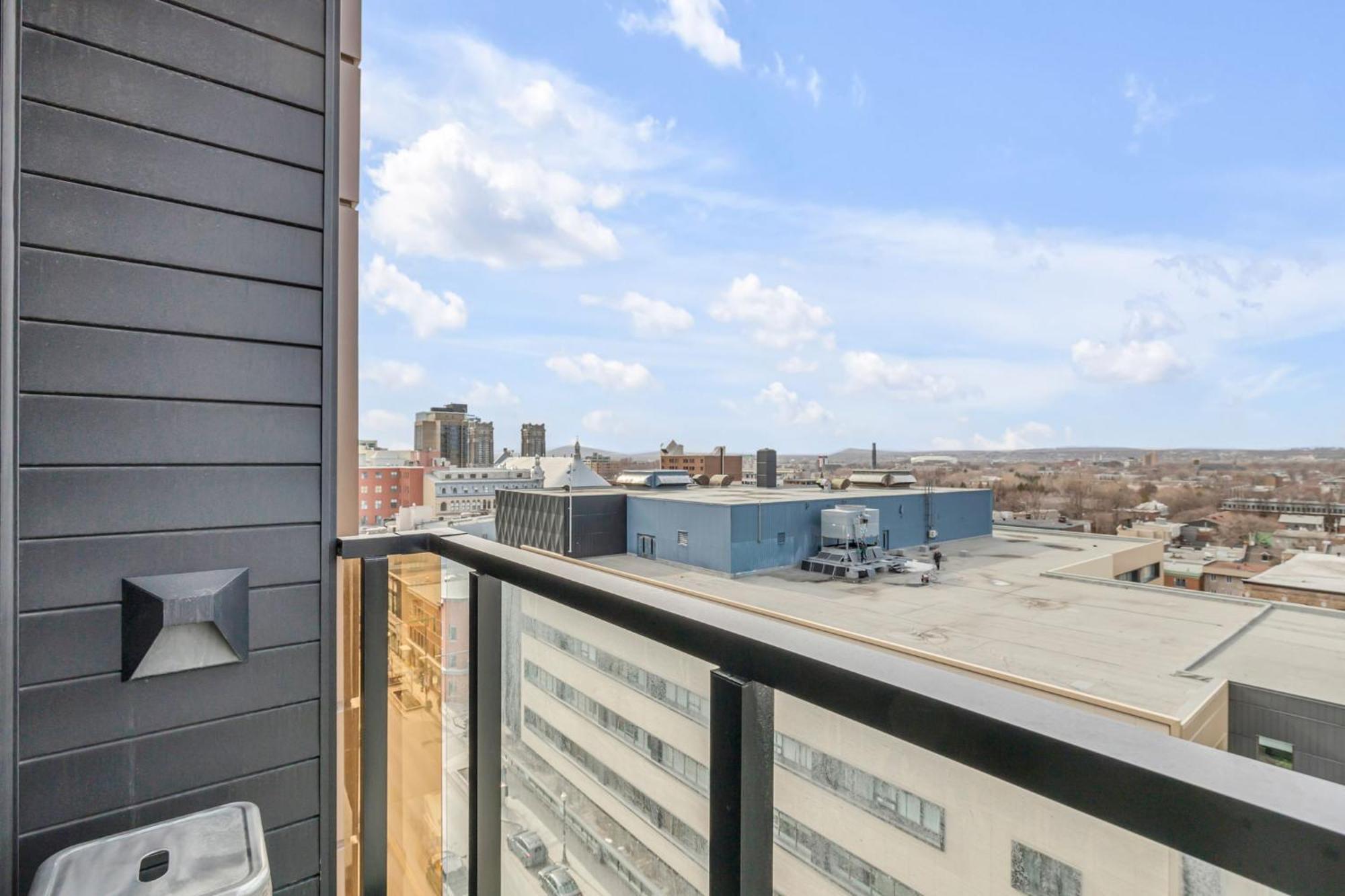 Initial-Matisse- Quebec-Parking And Pool Apartment Exterior photo